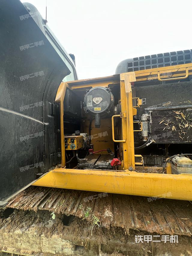 液压泵舱室正面整体（整机外观）