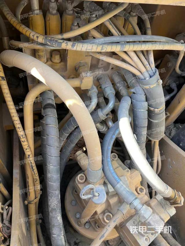 回轉(zhuǎn)馬達(dá)和主控閥(整機(jī)外觀) 回轉(zhuǎn)馬達(dá)和主控閥(整機(jī)外觀)