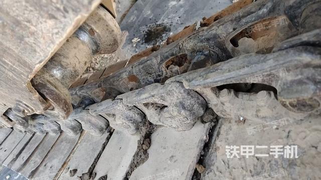 單側(cè)履帶整體(整機(jī)外觀) 單側(cè)履帶整體(整機(jī)外觀)