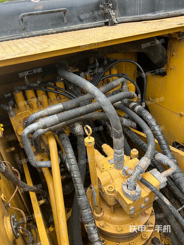 回转马达和主控阀（整机外观）