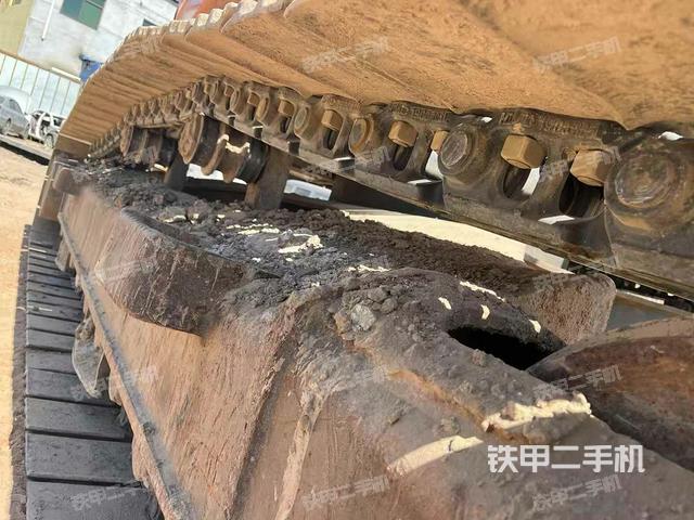 單側(cè)履帶整體(整機(jī)外觀) 單側(cè)履帶整體(整機(jī)外觀)