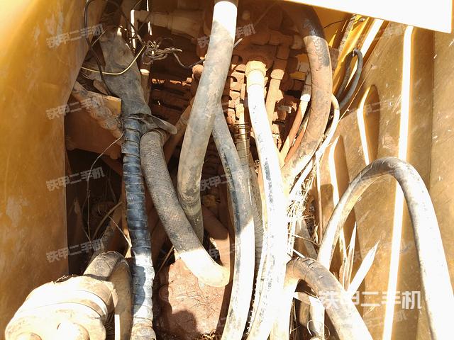 回轉(zhuǎn)馬達(dá)和主控閥（整機(jī)外觀）