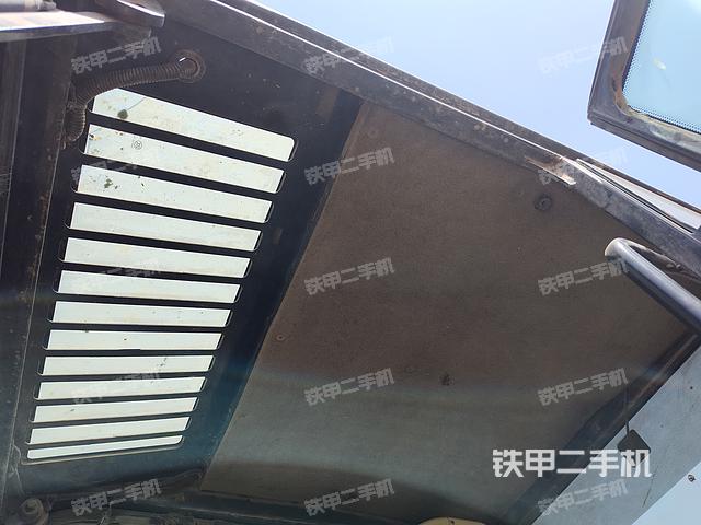 駕駛室頂部(整機(jī)外觀) 駕駛室頂部(整機(jī)外觀)
