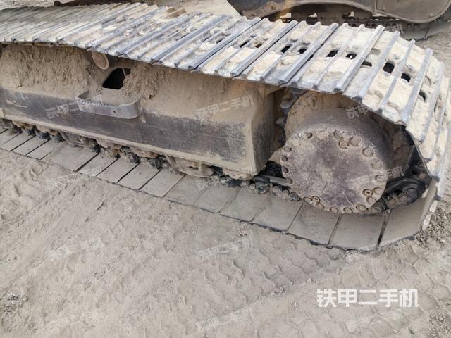 單側(cè)履帶整體(整機(jī)外觀) 單側(cè)履帶整體(整機(jī)外觀)
