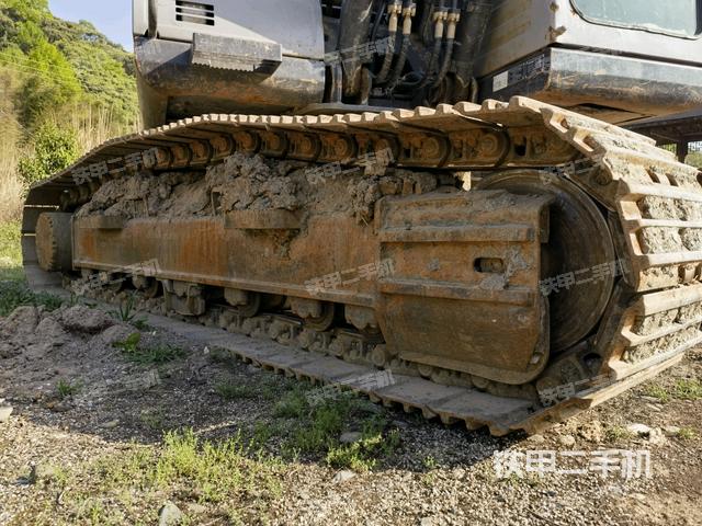 單側(cè)履帶整體(整機(jī)外觀) 單側(cè)履帶整體(整機(jī)外觀)