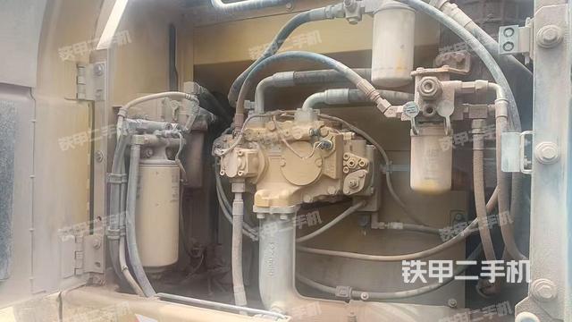 液压泵舱室正面整体（整机外观）