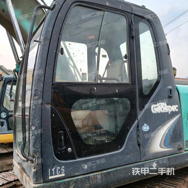 駕駛室整體(整機(jī)外觀) 駕駛室整體(整機(jī)外觀)