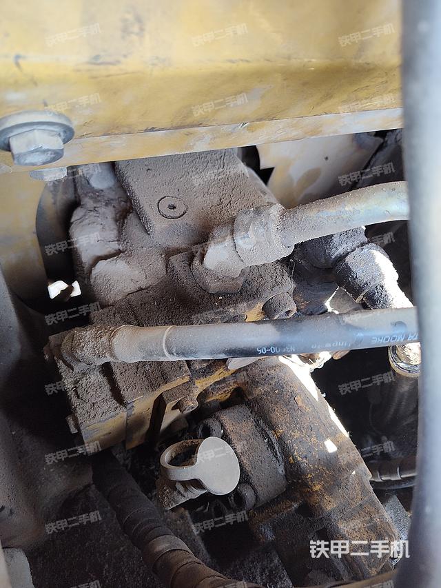 液压泵舱室正面整体（整机外观）