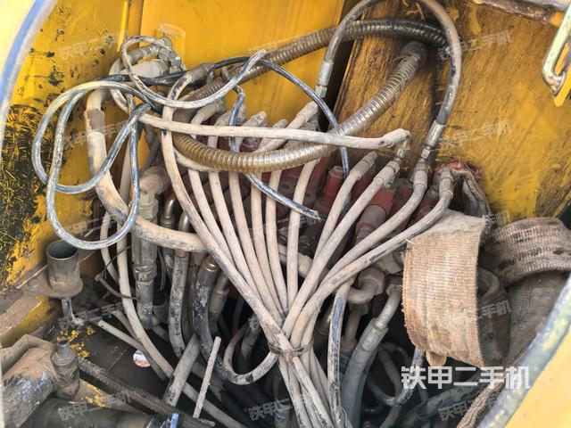 回轉(zhuǎn)馬達和主控閥(整機外觀) 回轉(zhuǎn)馬達和主控閥(整機外觀)