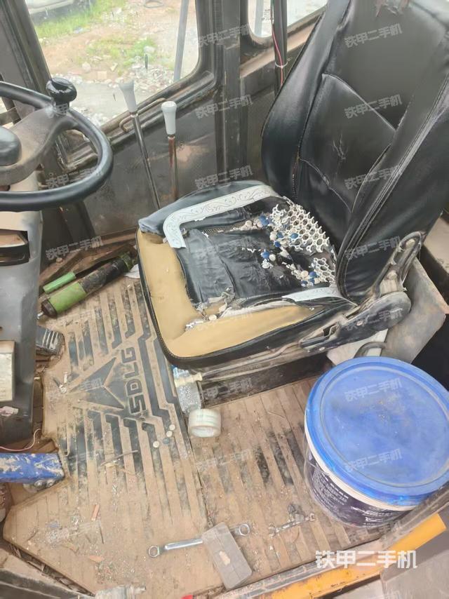 駕駛室工作臺(整機(jī)外觀及大件) 駕駛室工作臺(整機(jī)外觀及大件)