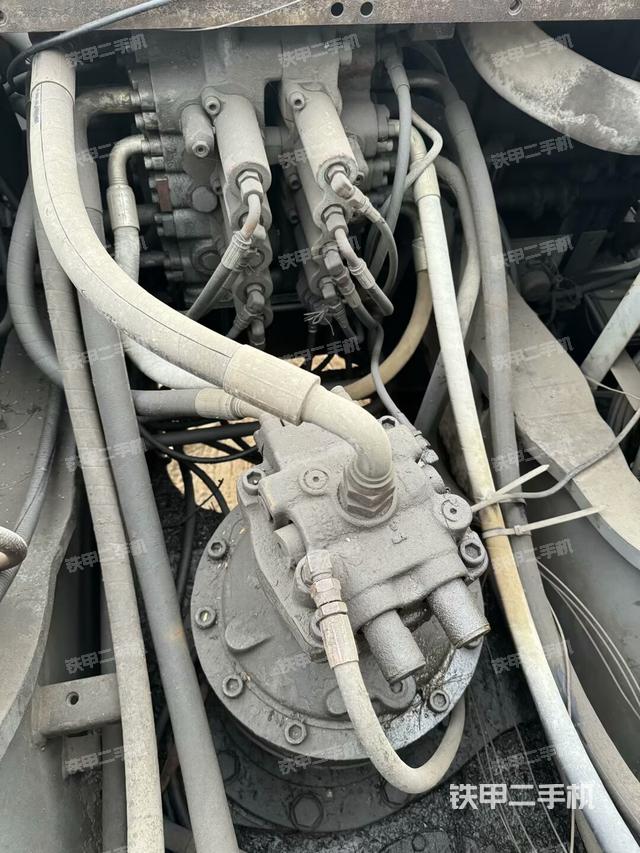 回轉(zhuǎn)馬達(dá)和主控閥（整機(jī)外觀）