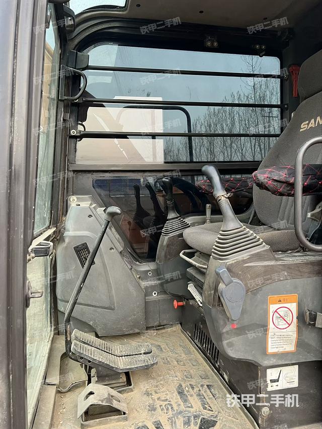 駕駛室頂部(整機(jī)外觀) 駕駛室頂部(整機(jī)外觀)