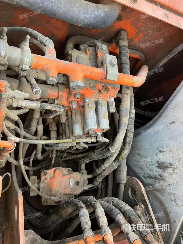 回转马达和主控阀（整机外观）