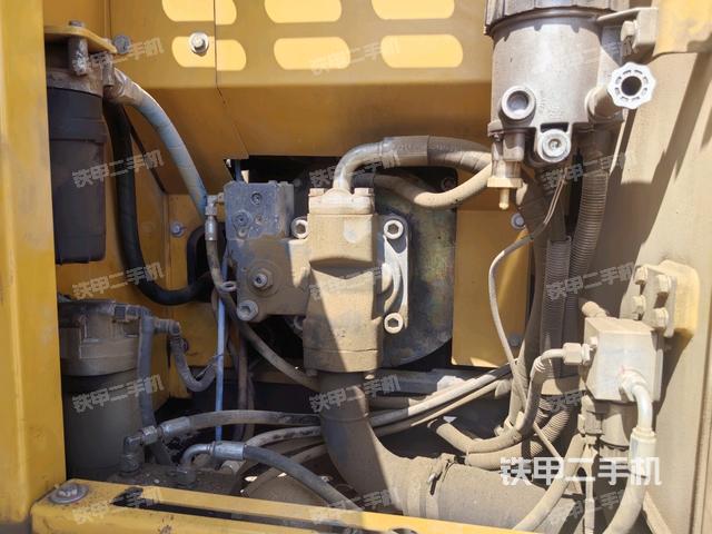 液壓泵艙室正面整體（整機外觀）