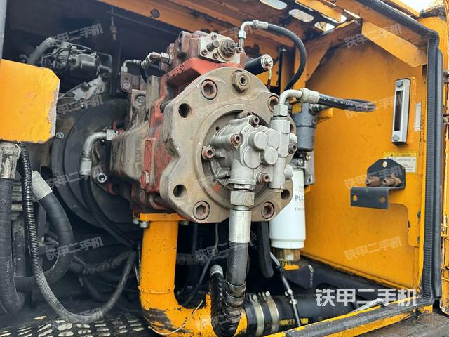 液压泵舱室正面整体（整机外观）