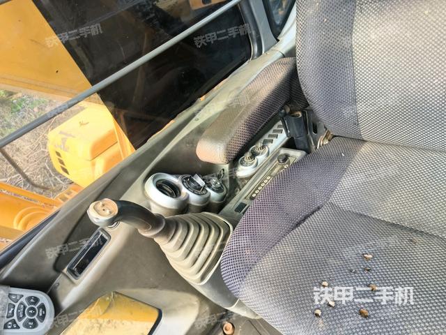 左后方玻璃角標（駕駛室部分）