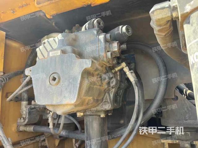 液壓泵艙室正面整體（整機外觀）