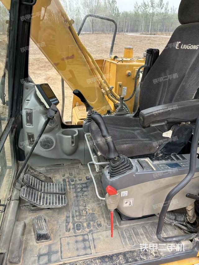 駕駛室頂部(整機外觀) 駕駛室頂部(整機外觀)