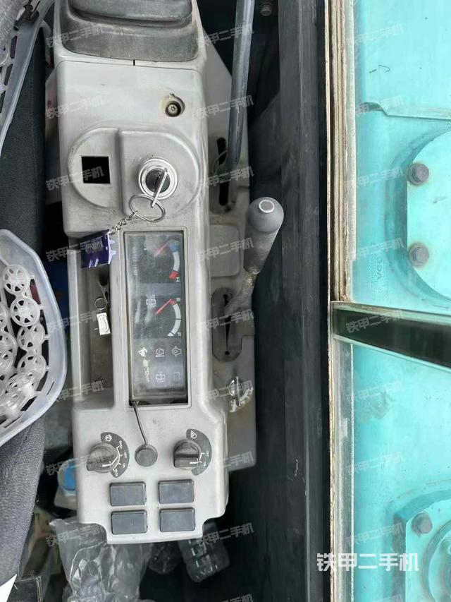 回轉(zhuǎn)馬達(dá)和主控閥（整機(jī)外觀）