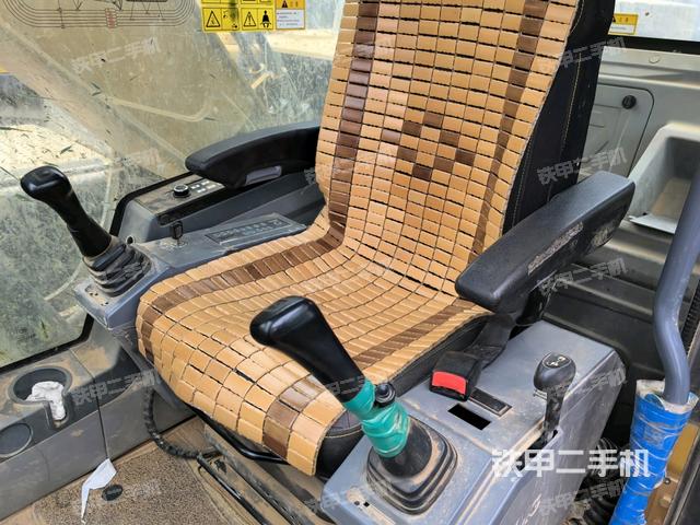 座椅右側(cè)控制臺/鑰匙門/油門/含右手柄(駕駛室部分) 座椅右側(cè)控制臺/鑰匙門/油門/含右手柄(駕駛室部分)