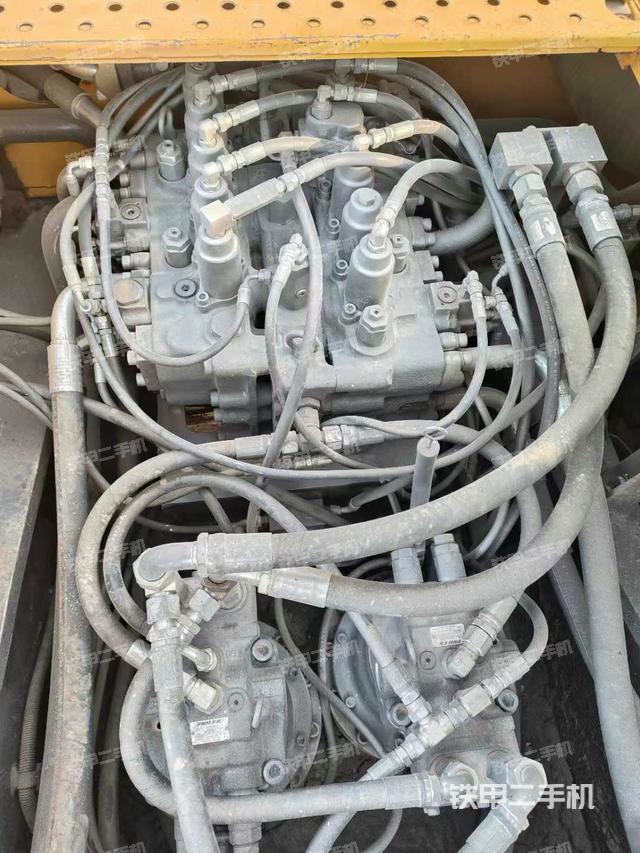 回转马达和主控阀（整机外观）