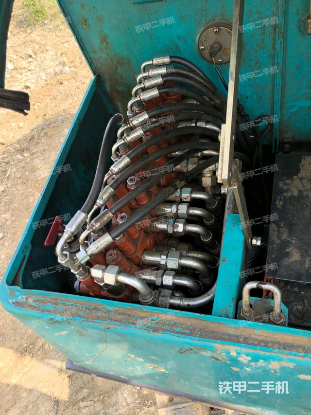 回轉(zhuǎn)馬達(dá)和主控閥（整機(jī)外觀）