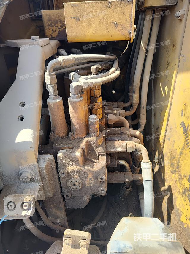 回转马达和主控阀（整机外观）