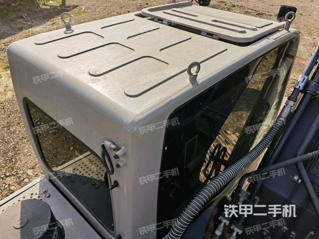 駕駛室頂部(整機(jī)外觀) 駕駛室頂部(整機(jī)外觀)