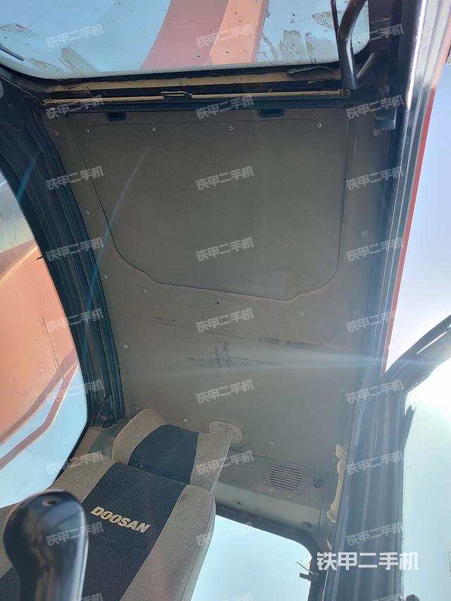 駕駛室頂部(整機(jī)外觀) 駕駛室頂部(整機(jī)外觀)