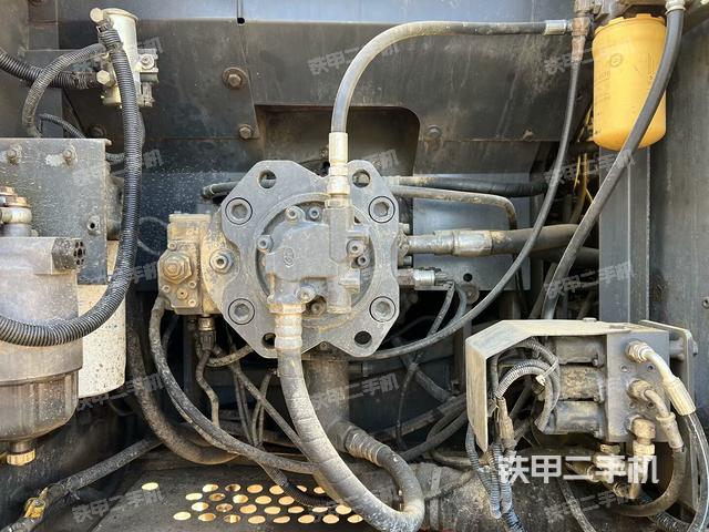 液壓泵艙室正面整體（整機(jī)外觀）