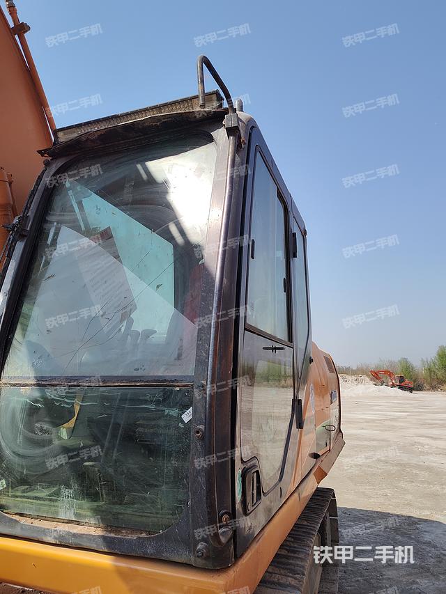 駕駛室整體(整機(jī)外觀) 駕駛室整體(整機(jī)外觀)