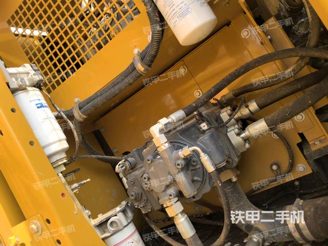 液壓泵艙室正面整體（整機外觀）