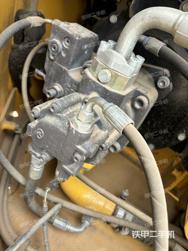 液壓泵艙室正面整體(整機外觀) 液壓泵艙室正面整體(整機外觀)