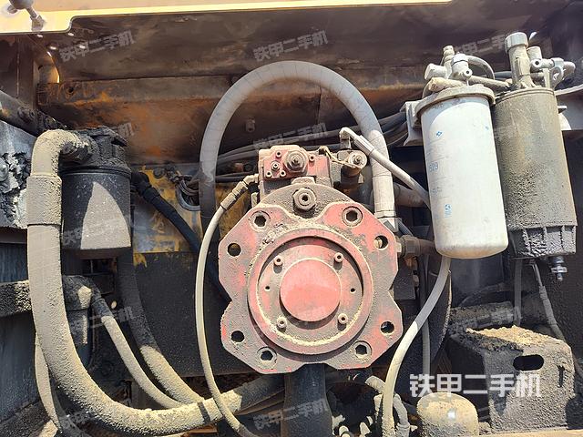 液壓泵艙室正面整體(整機外觀) 液壓泵艙室正面整體(整機外觀)