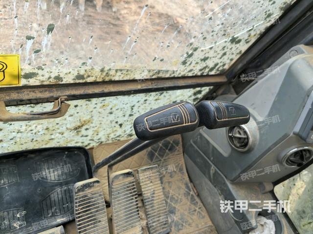 座椅左側(cè)控制臺/音響/含左手柄(駕駛室部分) 座椅左側(cè)控制臺/音響/含左手柄(駕駛室部分)