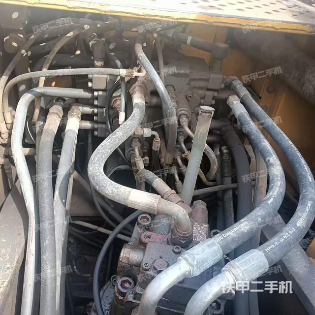 回转马达和主控阀（整机外观）