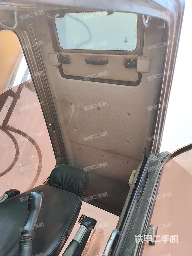 駕駛室頂部(整機(jī)外觀) 駕駛室頂部(整機(jī)外觀)