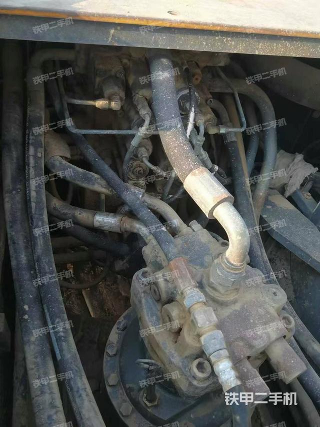 回轉(zhuǎn)馬達(dá)和主控閥(整機(jī)外觀) 回轉(zhuǎn)馬達(dá)和主控閥(整機(jī)外觀)