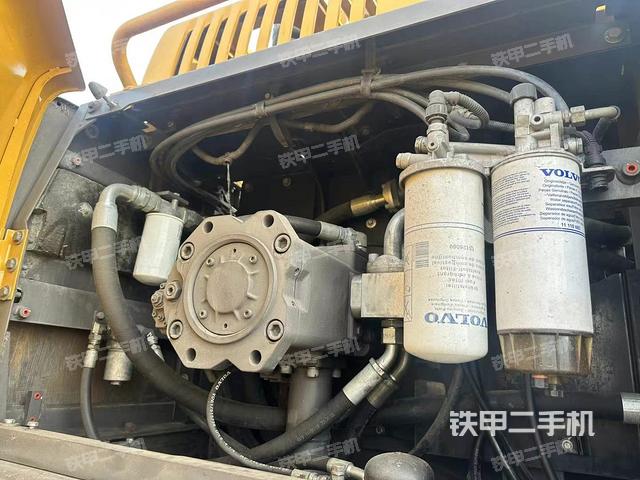 液壓泵艙室正面整體(整機外觀) 液壓泵艙室正面整體(整機外觀)