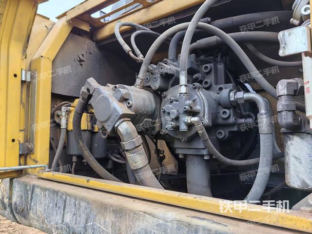 液壓泵艙室正面整體（整機外觀）