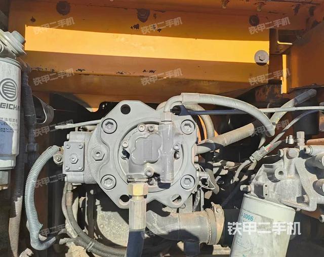 液壓泵艙室正面整體(整機(jī)外觀) 液壓泵艙室正面整體(整機(jī)外觀)