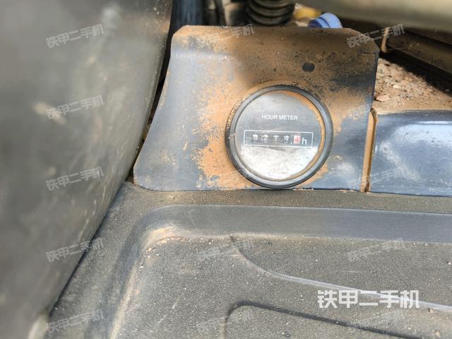 行走控制手柄和踏板?俯拍（駕駛室部分）