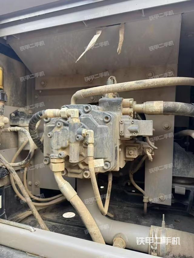 液壓泵艙室正面整體(整機(jī)外觀) 液壓泵艙室正面整體(整機(jī)外觀)