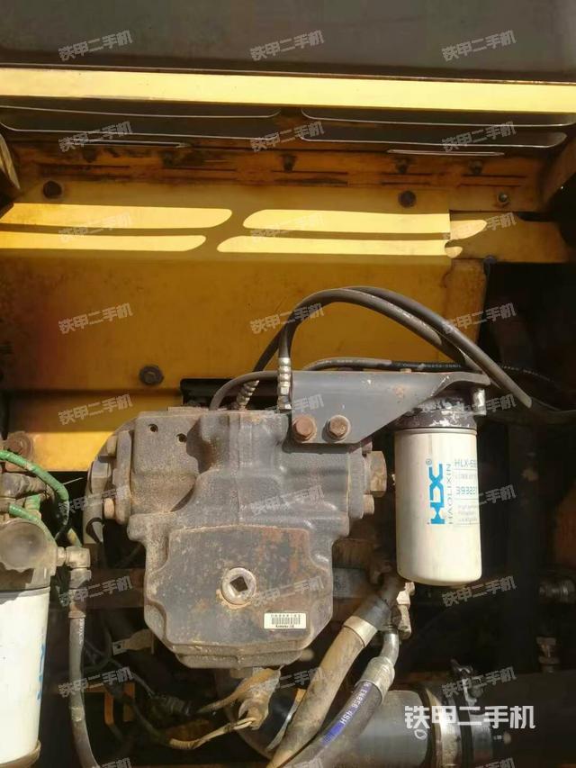 液压泵舱室正面整体（整机外观）