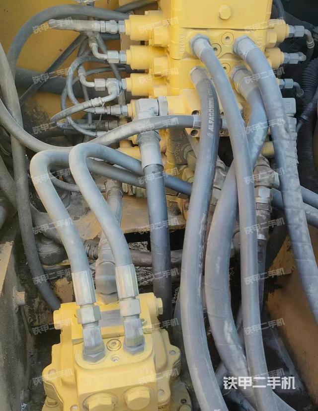 回轉(zhuǎn)馬達(dá)和主控閥（整機(jī)外觀）