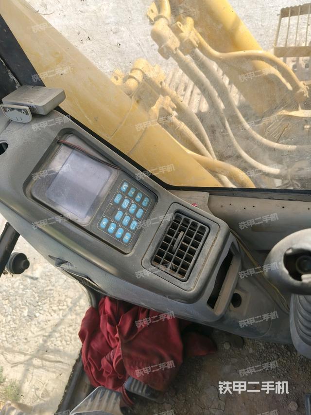 行走控制手柄和踏板?俯拍(駕駛室部分) 行走控制手柄和踏板?俯拍(駕駛室部分)