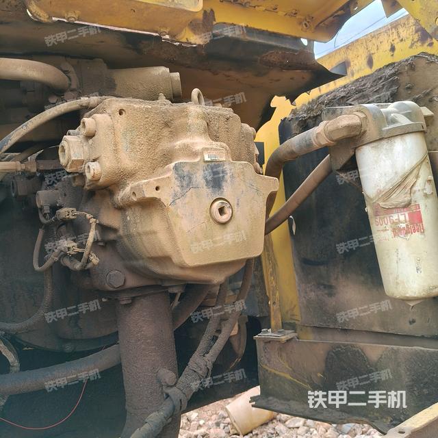 液压泵舱室正面整体（整机外观）