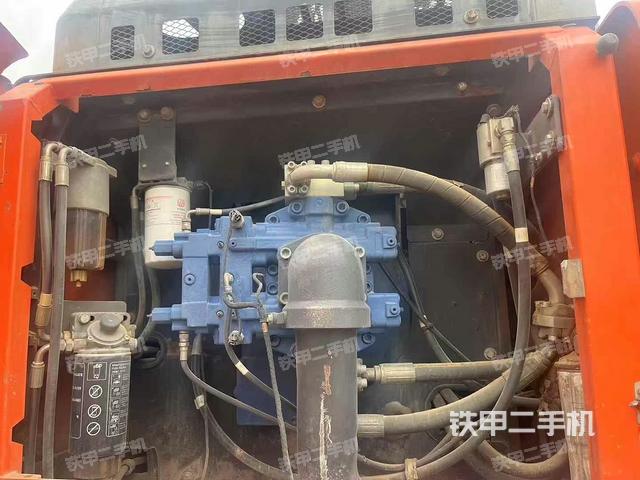 液壓泵艙室正面整體(整機(jī)外觀) 液壓泵艙室正面整體(整機(jī)外觀)