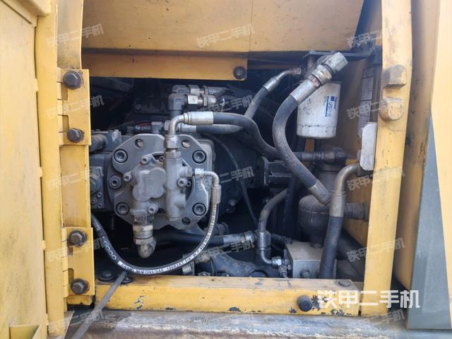 液壓泵艙室正面整體（整機外觀）