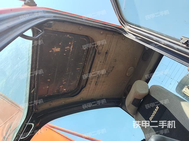 駕駛室頂部(整機(jī)外觀) 駕駛室頂部(整機(jī)外觀)